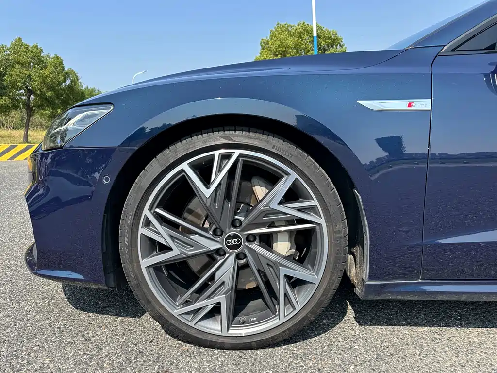 Audi A7L — фото 8