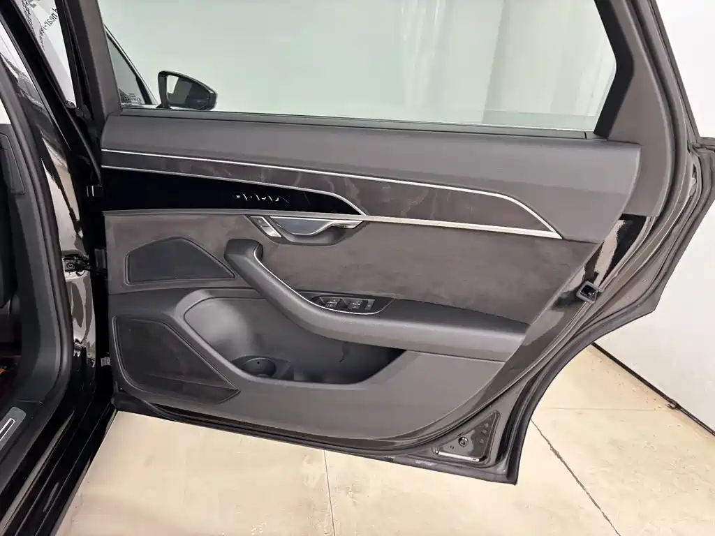 Audi A8 — фото 20