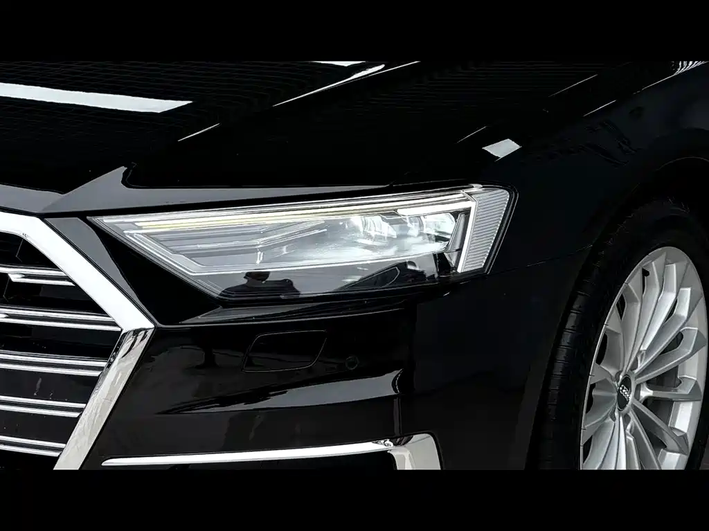 Audi A8 — фото 28