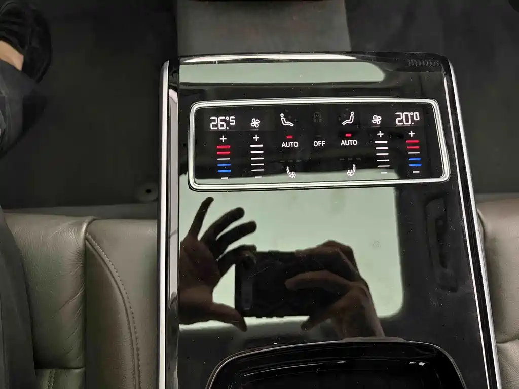 Audi A8 — фото 9