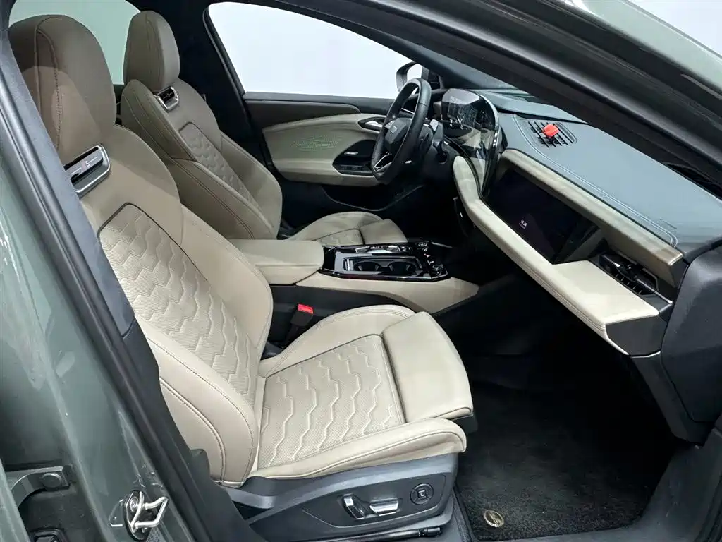 Audi A6L e-tron — фото 14