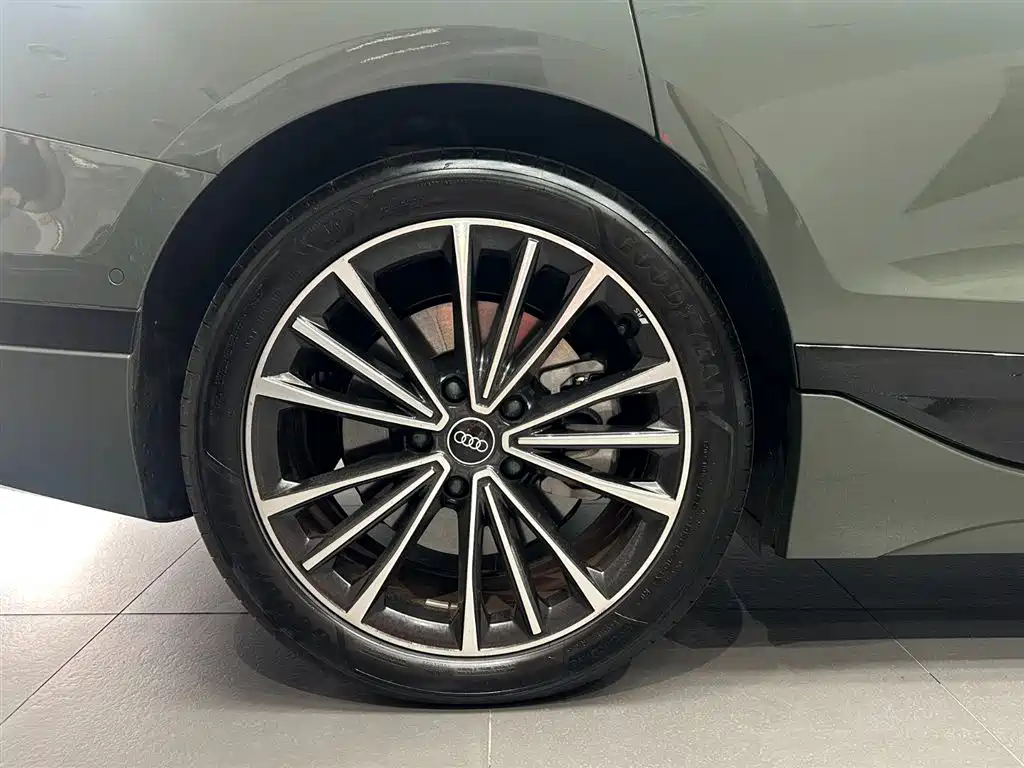 Audi A6L e-tron — фото 23