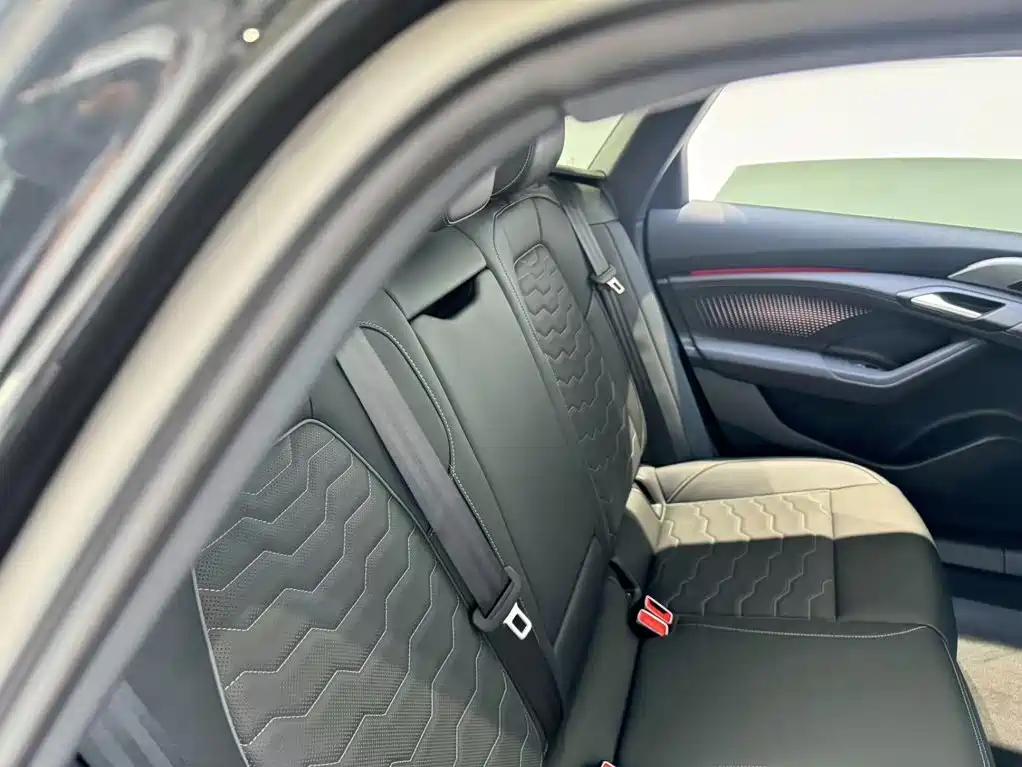 Audi A6L e-tron — фото 14