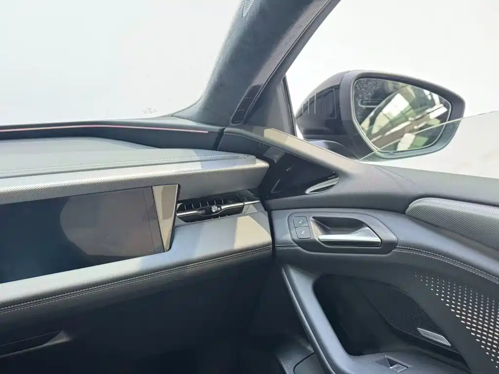 Audi A6L e-tron — фото 18