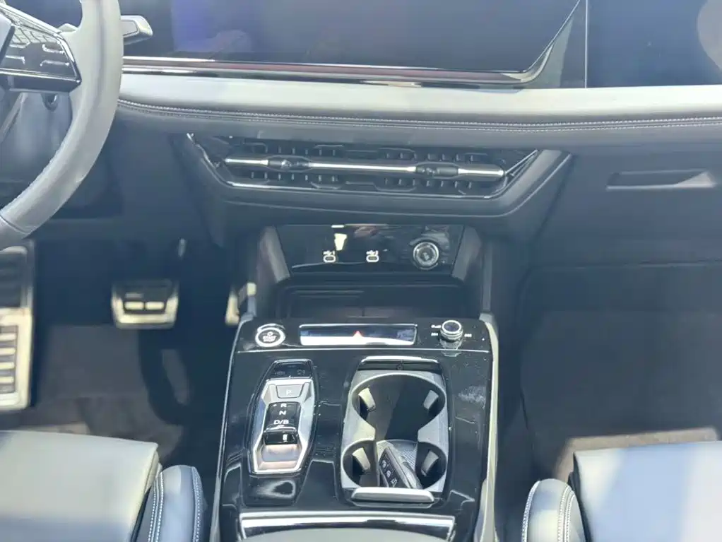Audi A6L e-tron — фото 19