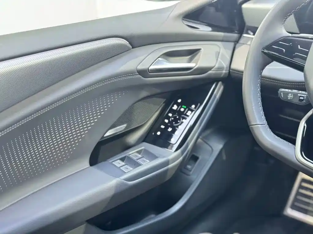 Audi A6L e-tron — фото 10