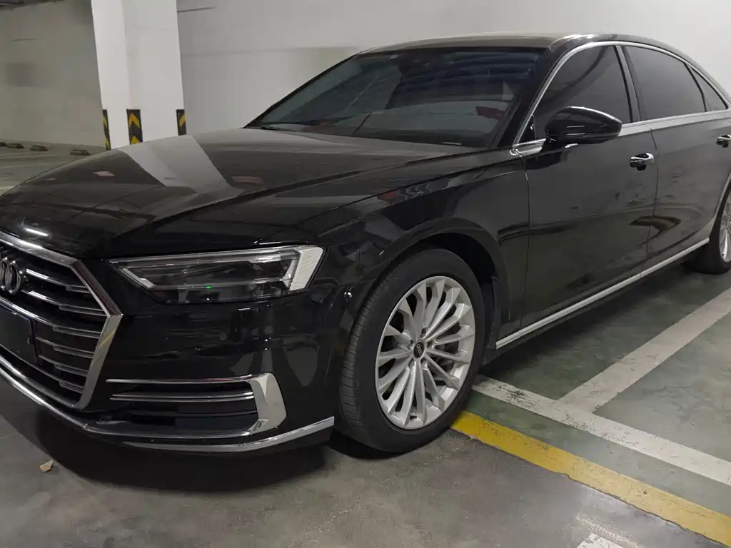 Audi A8 — фото 1