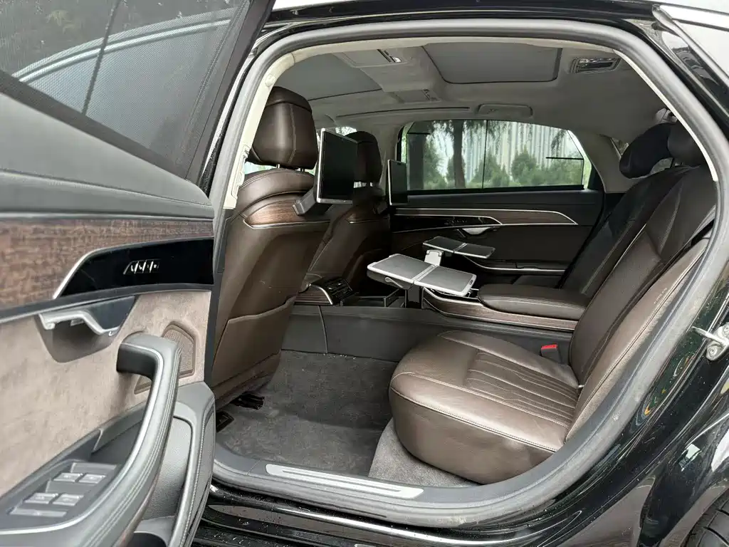 Audi A8 — фото 6
