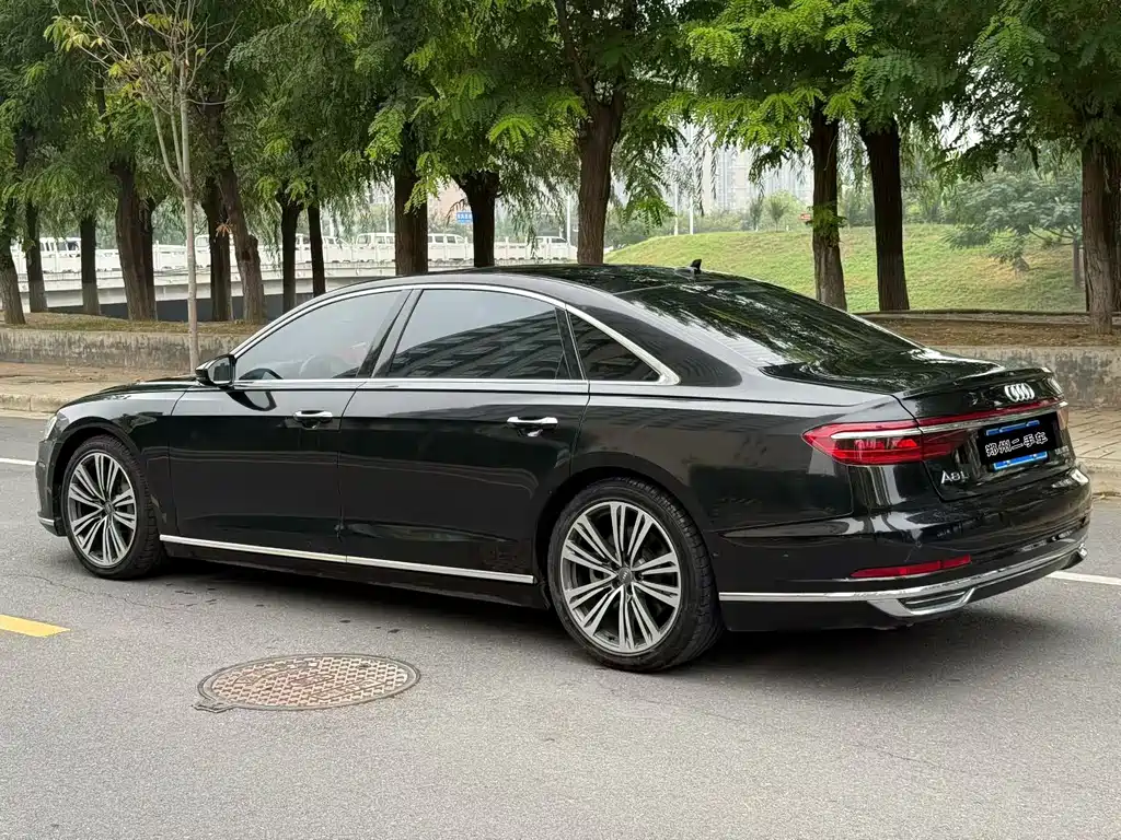 Audi A8 — фото 7