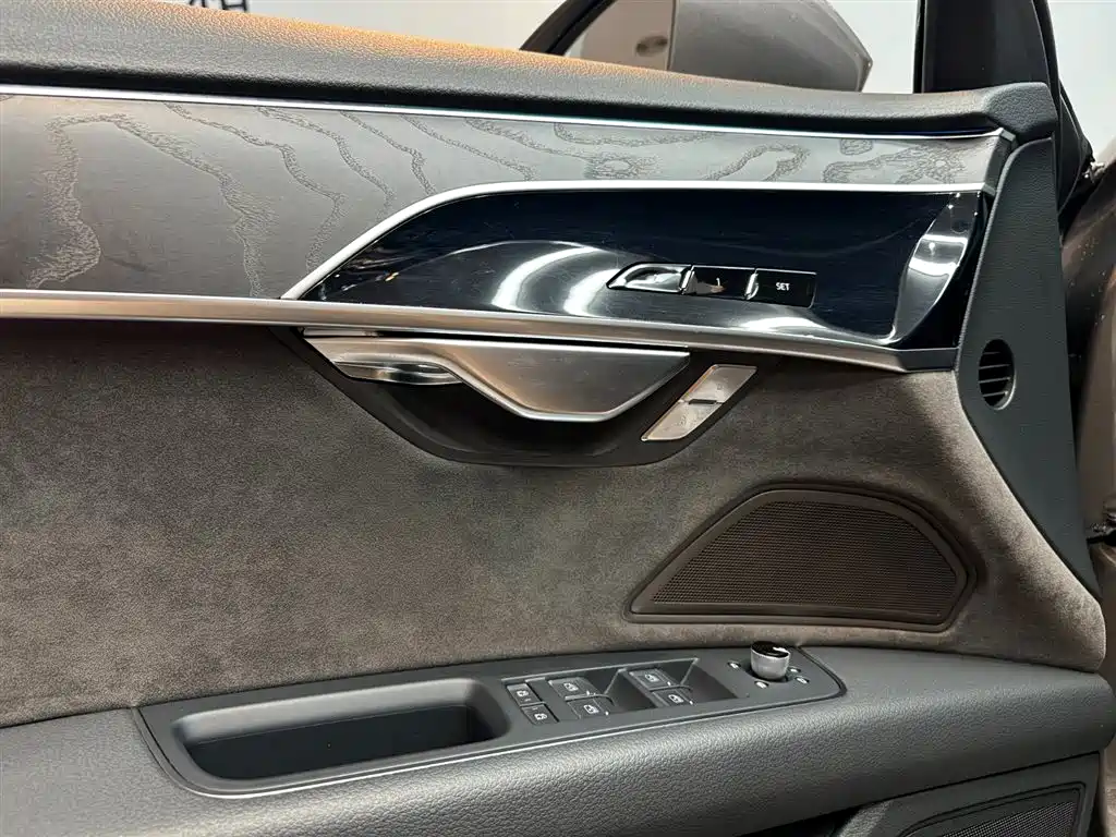 Audi A8 — фото 17