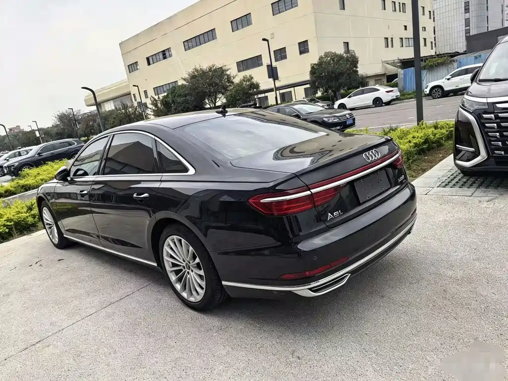 Audi A8 — фото 2