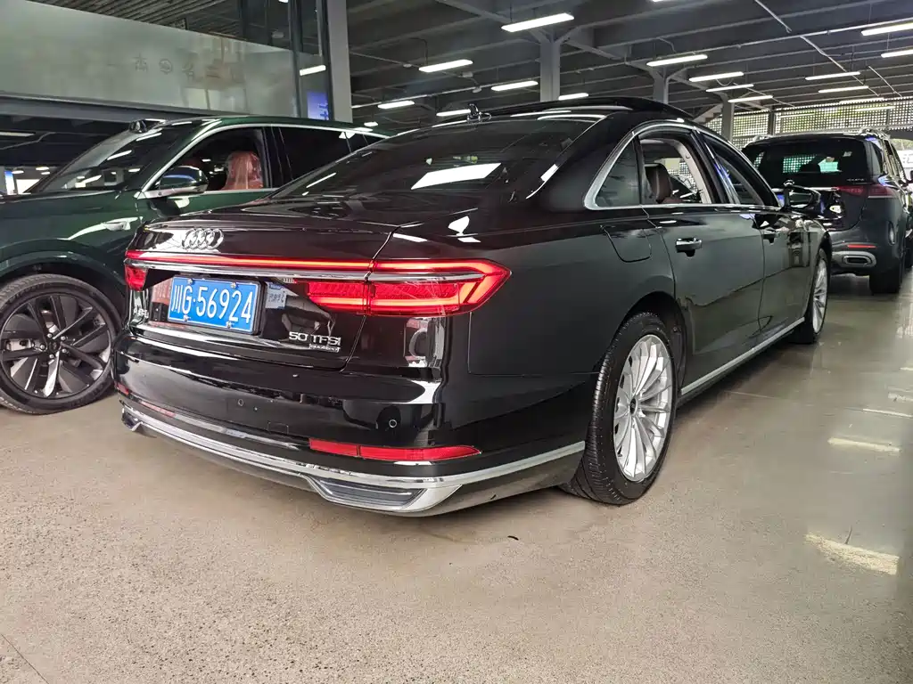 Audi A8 — фото 7