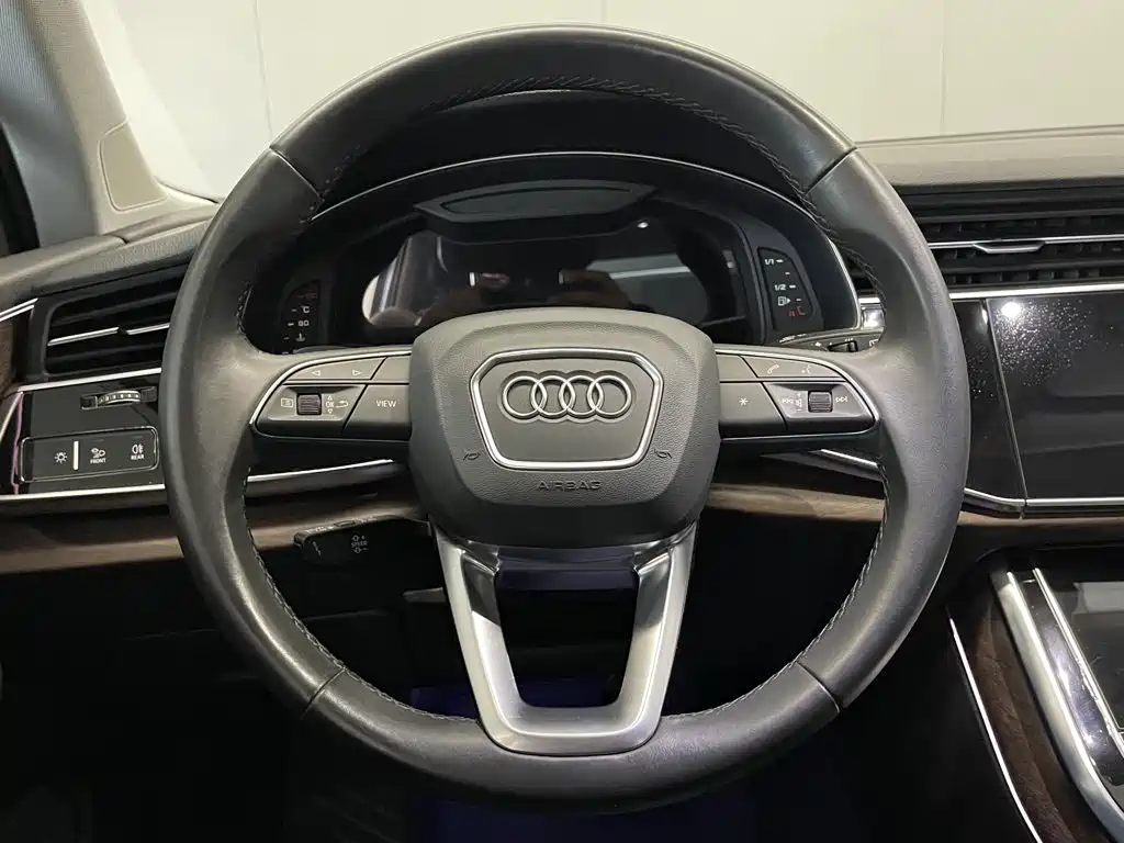 Audi Q7 — фото 14