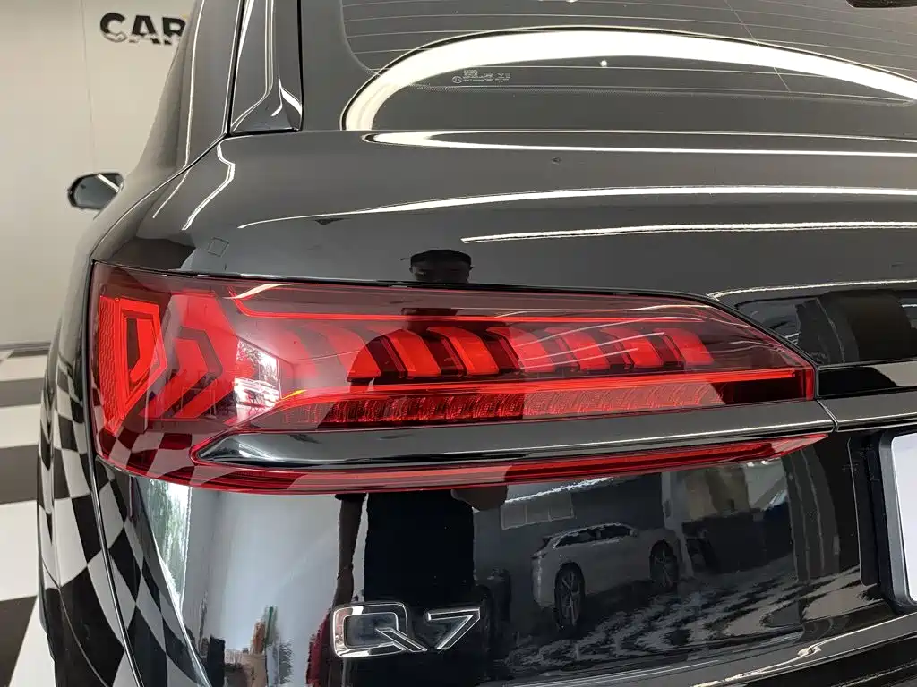 Audi Q7 — фото 10
