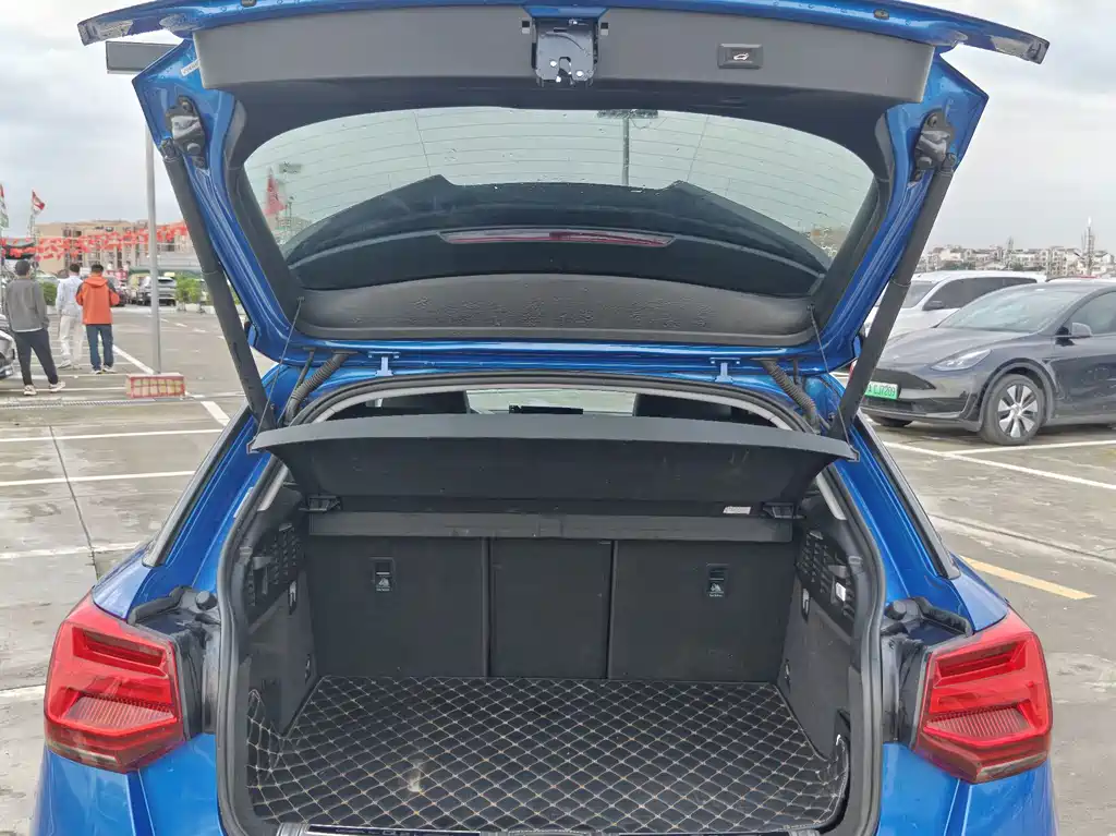 Audi Q2L e-tron — фото 14