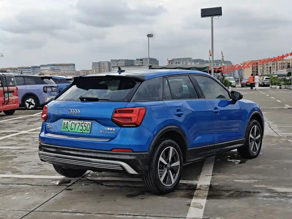Audi Q2L e-tron — фото 4