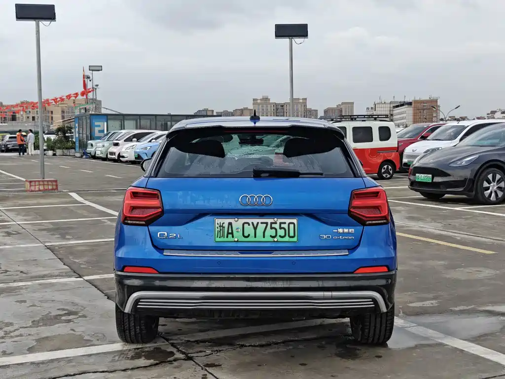 Audi Q2L e-tron — фото 5