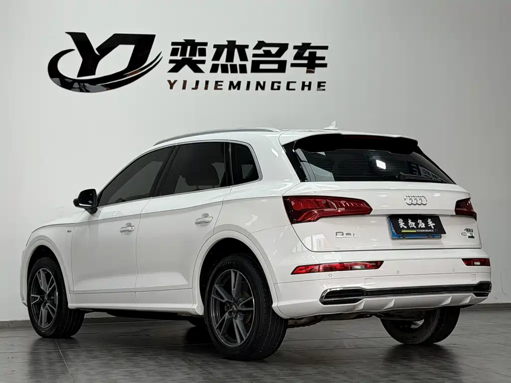 Audi Q5L — фото 10