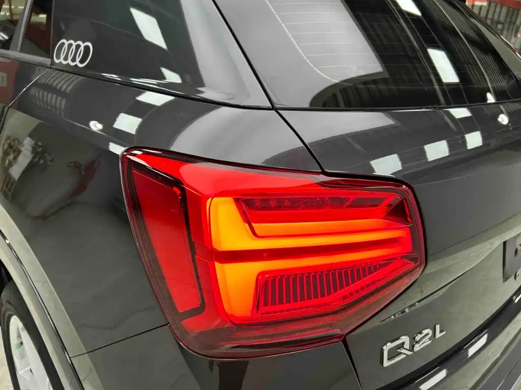 Audi Q2L — фото 23