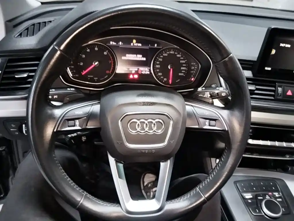 Audi Q5L — фото 11
