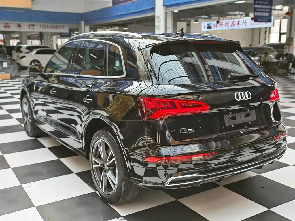 Audi Q5L — фото 5