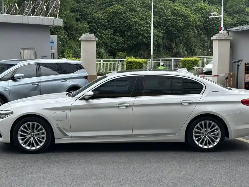 BMW 5 Series New Energy — фото 7