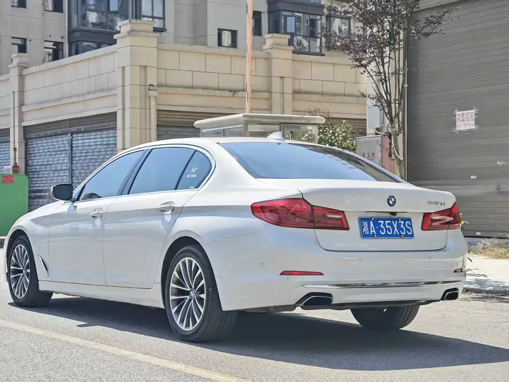 BMW 5 Series — фото 9