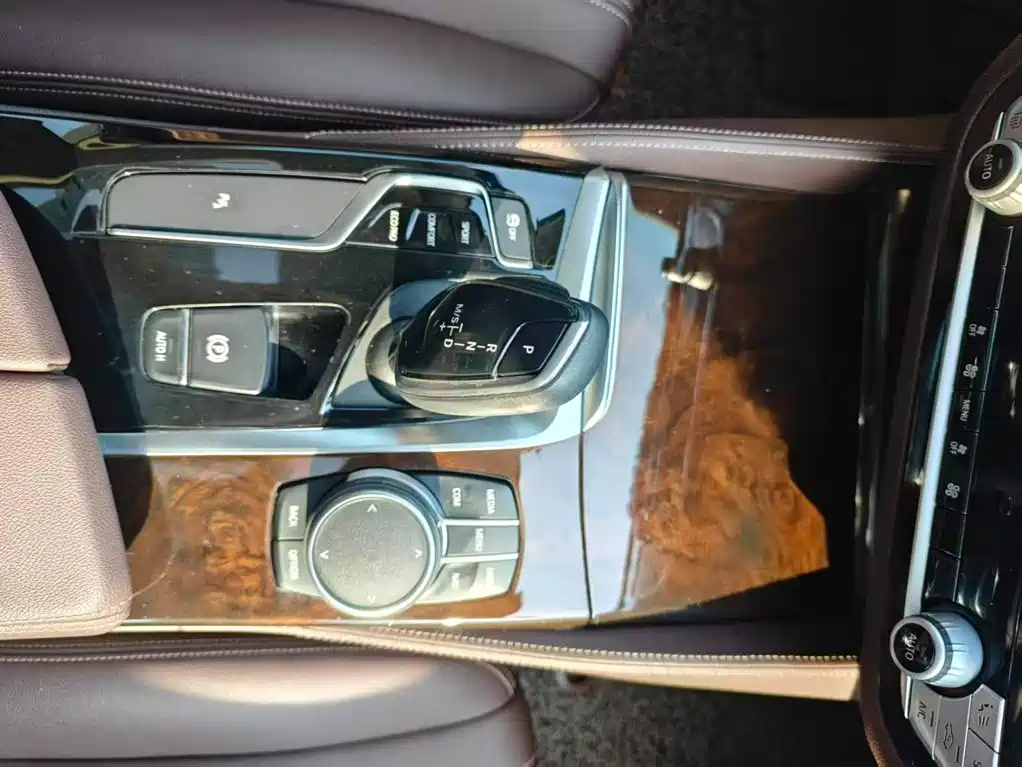 BMW 5 Series — фото 13