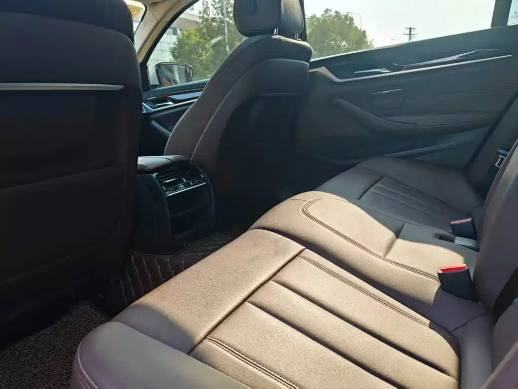 BMW 5 Series — фото 14