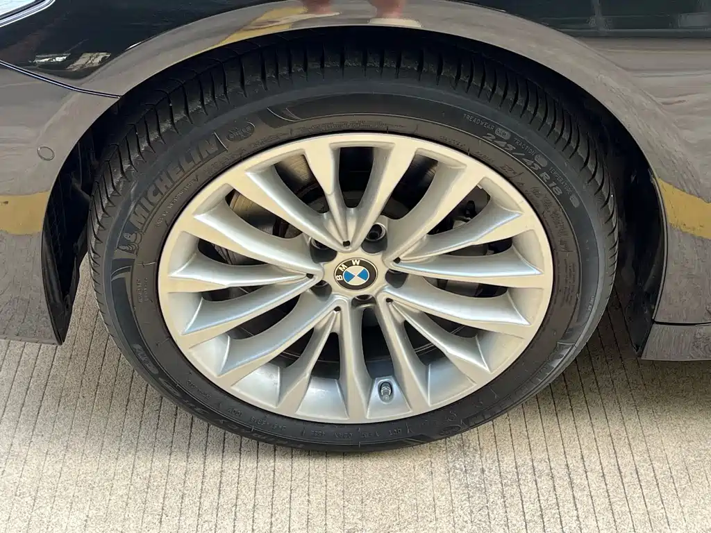 BMW 5 Series — фото 13
