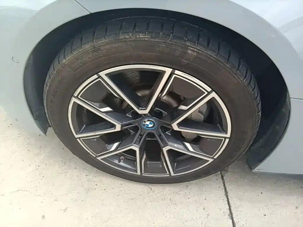 BMW i4 — фото 23