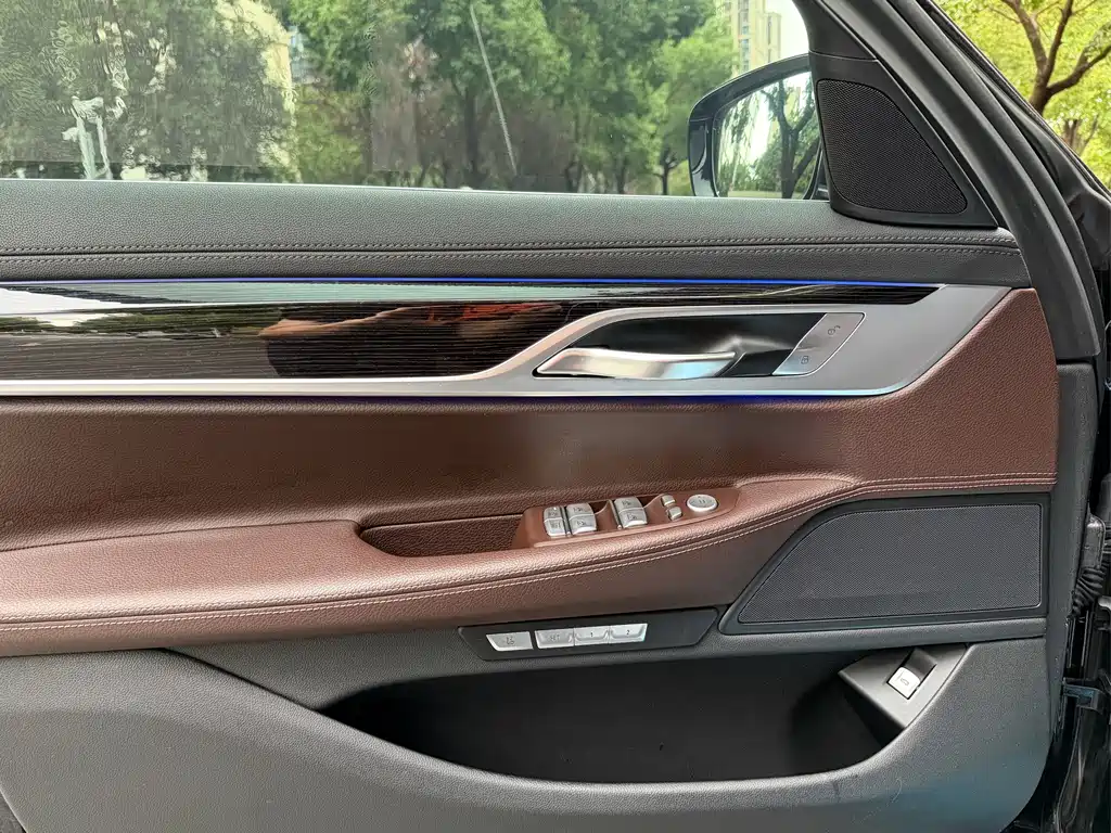 BMW 7 Series — фото 14