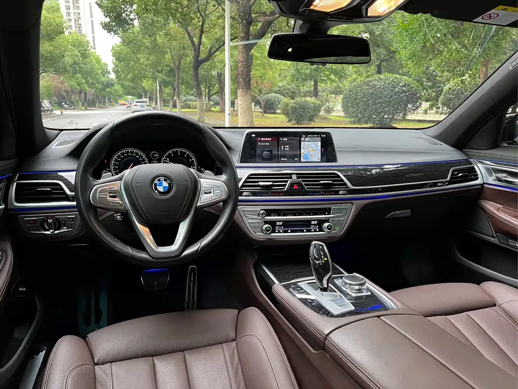 BMW 7 Series — фото 15