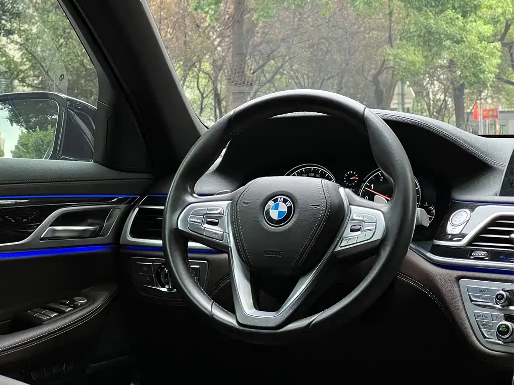 BMW 7 Series — фото 16