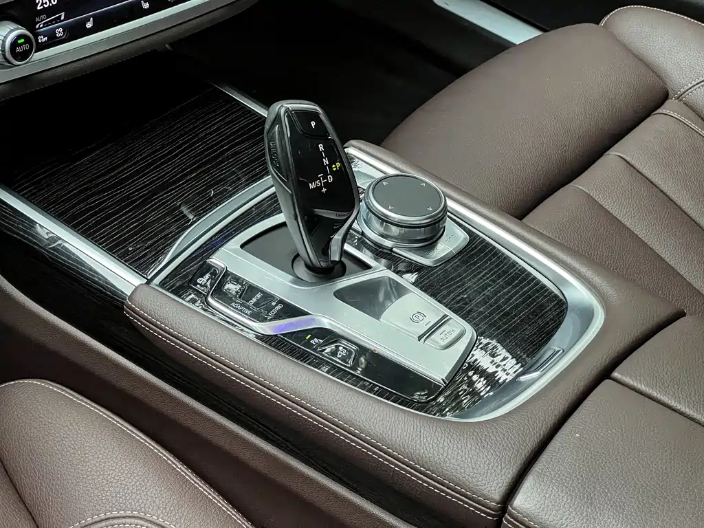BMW 7 Series — фото 18