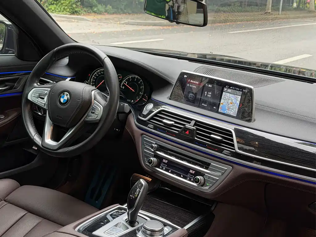 BMW 7 Series — фото 19