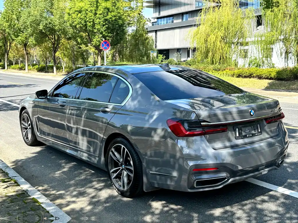 BMW 7 Series — фото 11