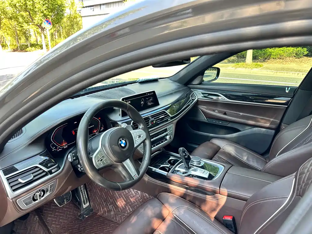 BMW 7 Series — фото 13
