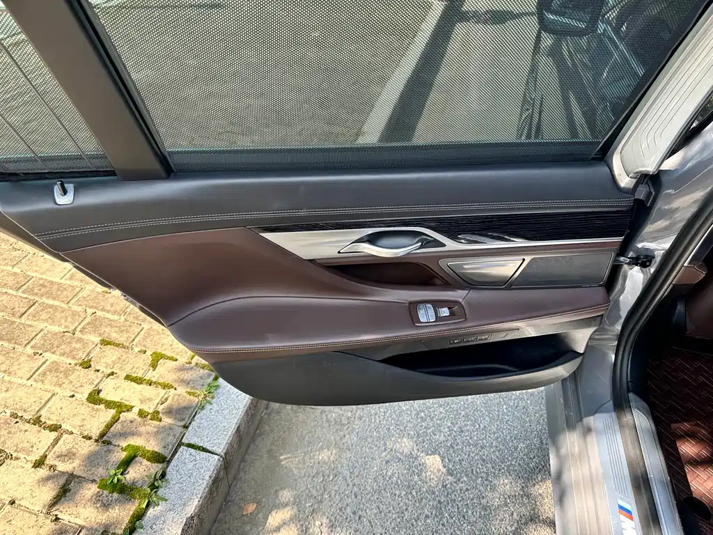 BMW 7 Series — фото 14