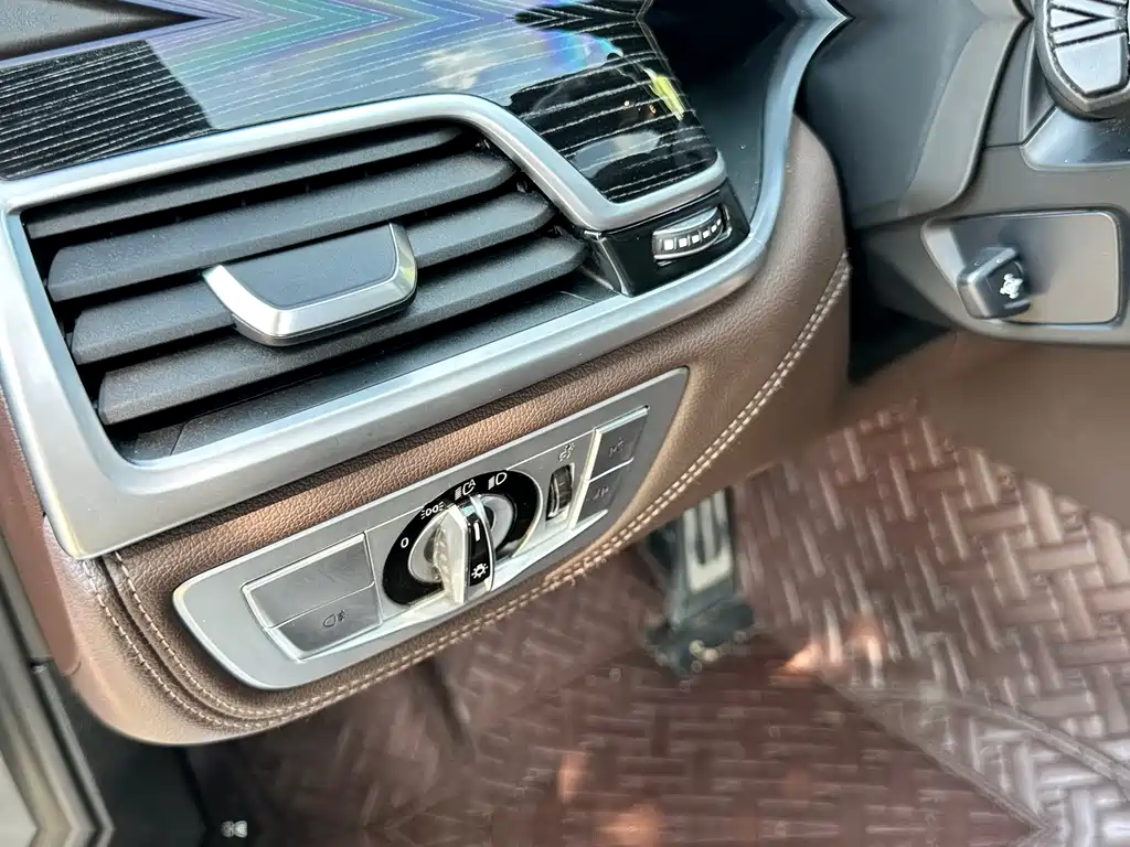 BMW 7 Series — фото 15