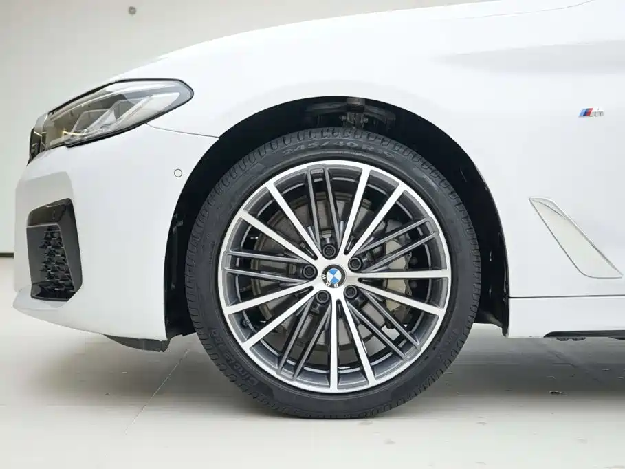 BMW 5 Series — фото 15