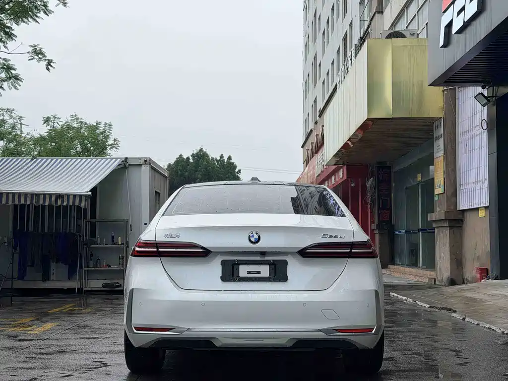 BMW 5 Series — фото 11