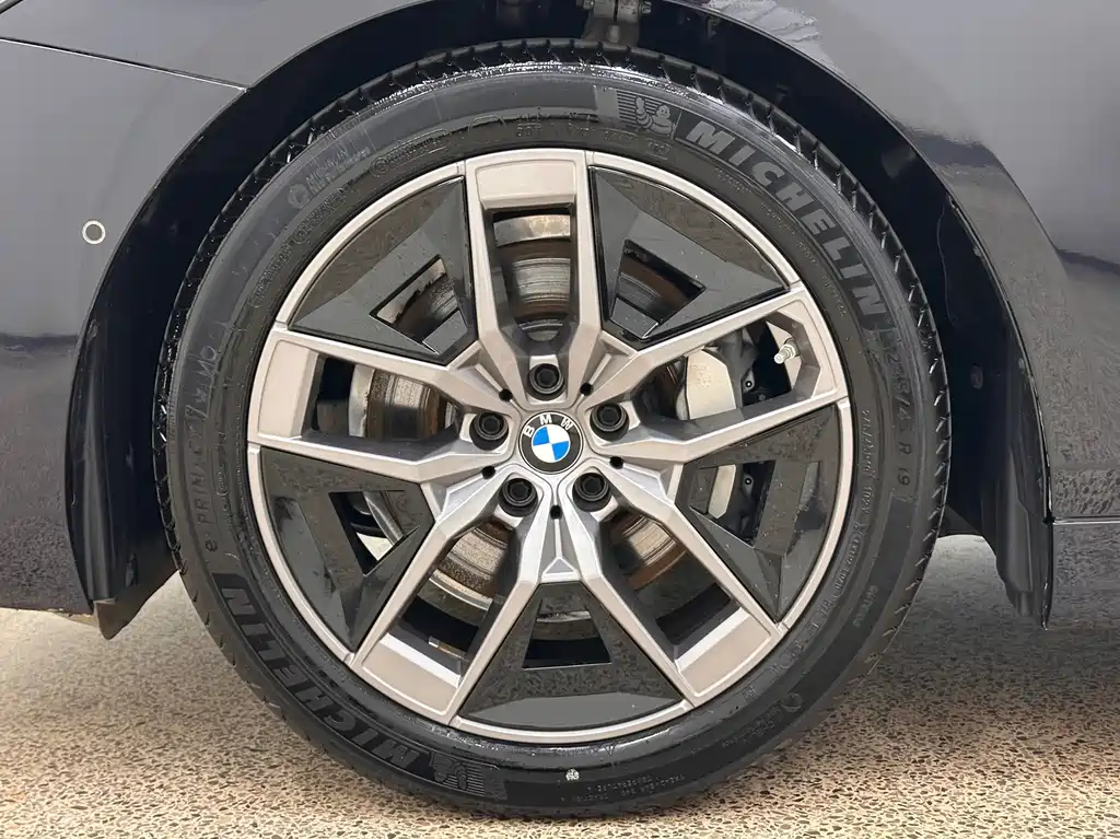 BMW 5 Series — фото 10