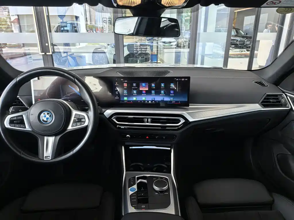 BMW i4 — фото 11