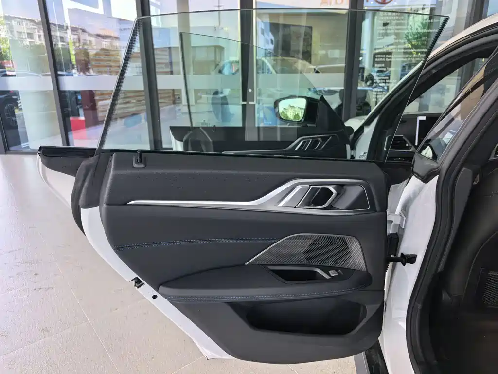 BMW i4 — фото 15