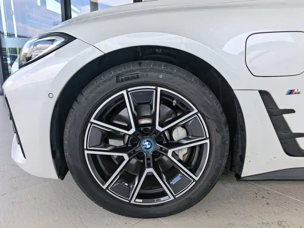 BMW i4 — фото 7