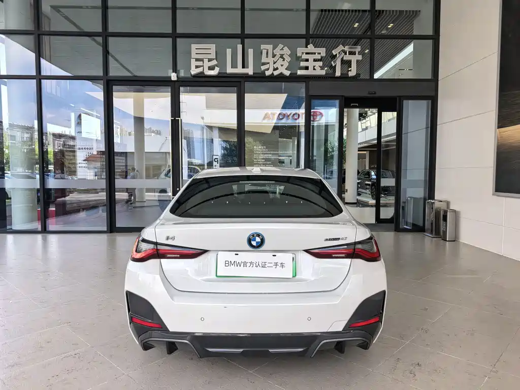 BMW i4 — фото 9
