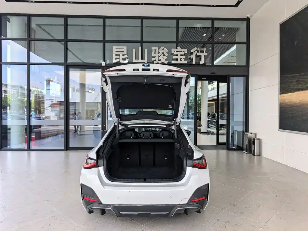 BMW i4 — фото 10