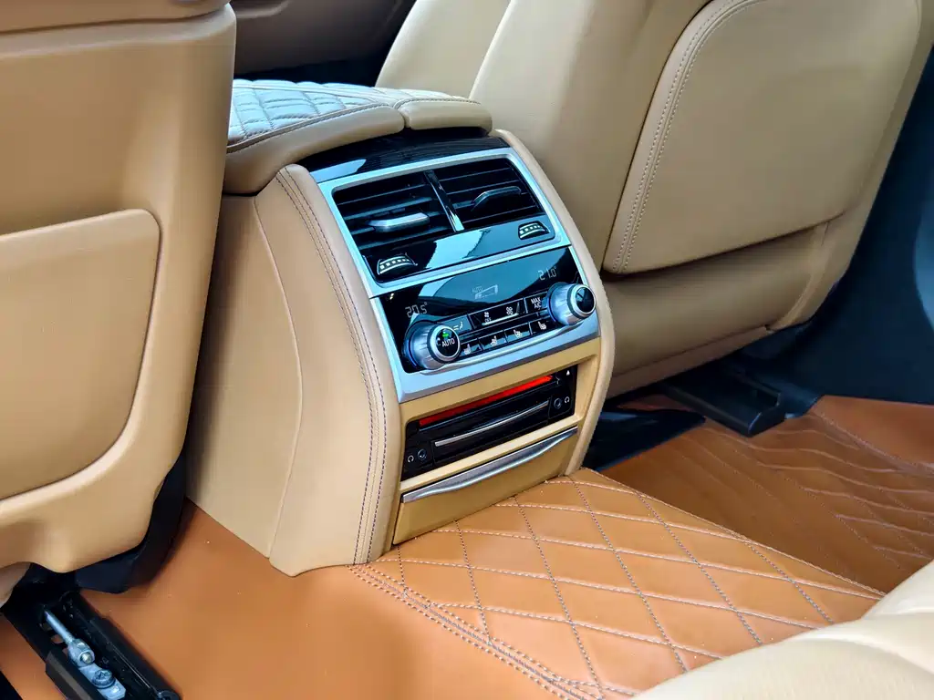 BMW 7 Series — фото 10