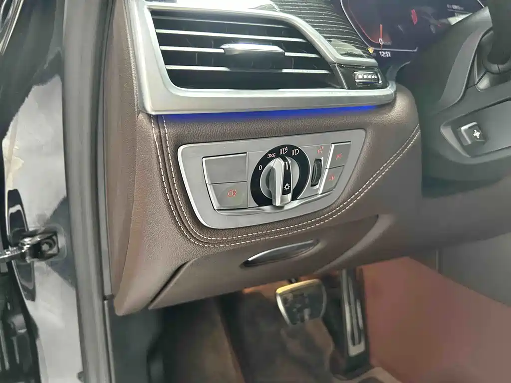 BMW 7 Series — фото 15